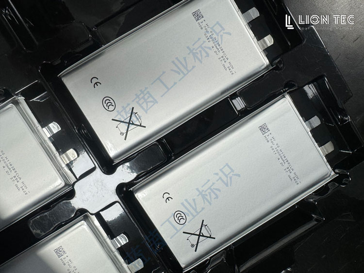 UV噴碼機替代小字符鋰電池應用 給客戶送樣，兩種效果對比